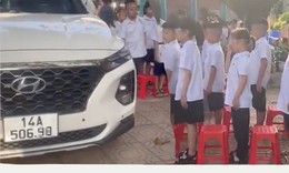 Nữ hiệu phó đỗ ô tô giữa sân trường khi học sinh chào cờ ở Quảng Ninh