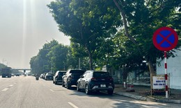 Biển cấm hoá 'vô hình', ô tô xếp hàng vi phạm tại Nội Bài