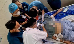 Nguy kịch vì viên thuốc mắc đường thở, bác sĩ mở khí quản ngay tại phòng bệnh
