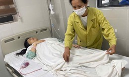 Phát hiện ung thư, người mẹ nghèo lo con trai mắc Down 14 tuổi không thể tự chăm sóc bản thân