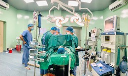 Bồn nước từ trên cao rơi đè lên người bé gái