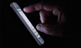 Suýt mù mắt vì nhắn tin trong bóng tối