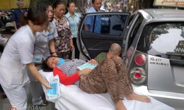 H&#224; Nội: Mẹ đẻ rơi con ngay tr&#234;n taxi trước cổng b&#234;̣nh vi&#234;̣n