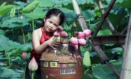 Làm duyên bên hoa sen
