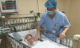 B&#233; sơ sinh nhỏ tuổi nhất được cứu sống bằng kỹ thuật ECMO