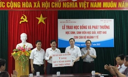 B&#225;o SK&amp;ĐS trao tặng học bổng cho con em c&#225;n bộ y tế H&#224; Giang