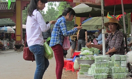 Cốm nhuộm phẩm m&#224;u b&#225;n tr&#224;n lan tại khu di t&#237;ch