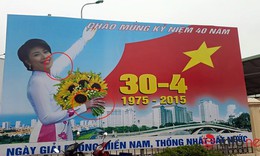 H&#224; Nội ch&#224;o mừng ng&#224;y 30/4 bằng pano...&quot;k&#236; dị&quot;