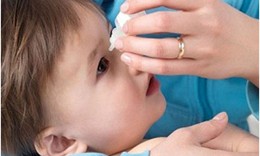 Nuốt thuốc nhỏ mắt, c&#243; hại kh&#244;ng?