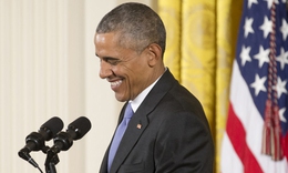 Khi Obama n&#243;i chuyện vui vẻ với Chủ tịch Cuba, thế giới đ&#227; đổi thay