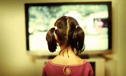 Nhìn máy tính và tivi không gây… cận thị!