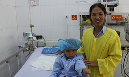 B&#233; g&#225;i vỡ xương sọ do tai nạn được cứu sống