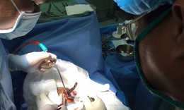Thanh sắt phi 12 đâm xuyên sọ người đàn ông 49 tuổi