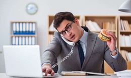 Ăn nhiều, ngủ &#237;t do stress trong c&#244;ng việc