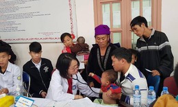 Thầy thuốc trẻ t&#236;nh nguyện v&#236; sức khỏe cộng đồng tại Mường Nh&#233;, Điện Bi&#234;n