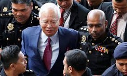 Cựu Thủ tướng Malaysia đối mặt với 21 c&#225;o buộc rửa tiền