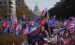Những người ủng hộ &#244;ng Trump đổ xuống đường ở Washington D.C