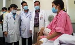 Bệnh nhân nữ được “giải thoát” khỏi khối u 19 kg
