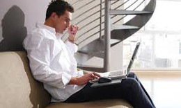 Những tác hại khi đặt máy tính trực tiếp lên đùi