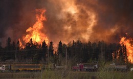 Canada: Ch&#225;y rừng khiến h&#224;ng chục ngh&#236;n người phải đi sơ t&#225;n