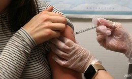 H&#224;ng trăm người Mỹ đổ x&#244; đi ti&#234;m chủng vaccin sởi sau lệnh cấm của bang