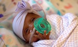 Em b&#233; sinh non nhỏ nhất thế giới đ&#227; được xuất viện sau 5 th&#225;ng điều trị