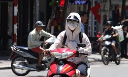 Hà Nội nắng nóng, tránh ở ngoài trời vào giờ cao điểm, chỉ số tia UV gây hại rất cao