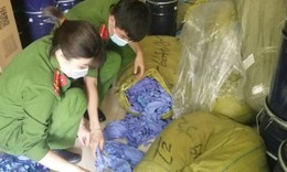Phát hiện gần 3 tấn găng tay y tế không rõ nguồn gốc