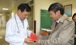 Động viên tinh thần cán bộ nhân viên trực Tết và người bệnh tại BV Việt Nam Thụy Điển Uông Bí