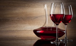Rượu vang đỏ chứa chất chống oxy h&#243;a c&#243; lợi cho phụ nữ