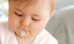 B&#233; 2 tuổi n&#244;n &#243;i li&#234;n tục v&#236; bệnh l&#253; hiếm gặp