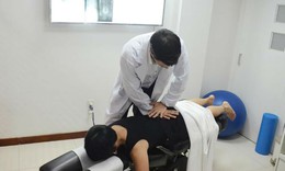 Nắn b&#243;p cột sống để giảm đau