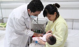 Cảnh b&#225;o dịch sởi, ho g&#224; dễ ph&#225;t triển; cha mẹ cần cho trẻ ti&#234;m chủng đầy đủ