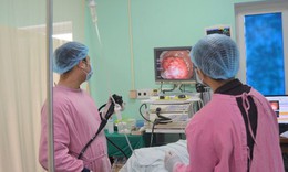 Polyp đại tr&#224;ng &quot;khủng&quot; khiến cụ &#244;ng đau bụng, đi ngo&#224;i ra m&#225;u bất thường