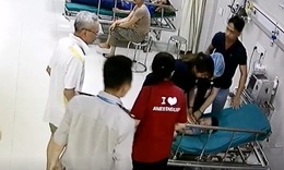 B&#233; trai đang chơi tr&#234;n v&#245;ng bỗng t&#237;m t&#225;i, ngừng tuần ho&#224;n su&#253;t chết