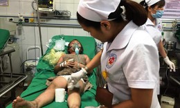 Khẩn trương cấp cứu c&#225;c nạn nh&#226;n hỏa hoạn bị ngạt kh&#237;, nguy hiểm t&#237;nh mạng