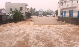 Nước lũ cuốn tr&#244;i 1 người đ&#224;n &#244;ng đang đi tr&#234;n cầu, cảnh b&#225;o mưa lớn nhiều nơi