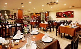 H&#224; Nội: Dịch vụ kh&#244;ng thiết yếu vẫn tạm dừng; ngồi uống cafe phải c&#225;ch 2m