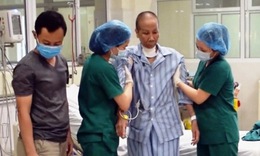 [Video] Bệnh nh&#226;n 19 khoẻ mạnh, tay ch&#226;n linh hoạt tập đi sau hơn 2 th&#225;ng tr&#234;n giường bệnh