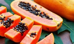 C&#244; g&#225;i th&#237;ch ăn đu đủ nhưng mắc phải sai lầm cực lớn khiến da v&#224;ng kh&#232;