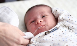 V&#236; sao trẻ sơ sinh bị ọc sữa, n&#244;n trớ