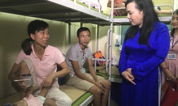 Bộ trưởng Bộ Y tế thăm, tặng qu&#224; c&#225;c gia đ&#236;nh bệnh nhi bị ảnh hưởng vụ ch&#225;y gần Bệnh viện Nhi TW