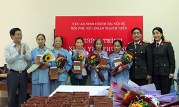 Chiến sĩ công an mang những món quà yêu thương động viên nữ bệnh nhân ung thư