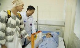 Trước giờ truyền ho&#225; chất “Hoa kh&#244;i truyền cảm hứng” Thủy Ti&#234;n tặng qu&#224; cho bệnh nh&#226;n