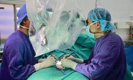 Tinh ho&#224;n &quot;lạc&quot; trong ổ bụng 44 năm của người đ&#224;n &#244;ng bị ung thư ho&#225; do điều trị muộn