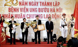 Bệnh viện Ung bướu Hà Nội đón nhận Huân chương Lao động hạng Nhì