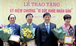 Trao Kỷ niệm chương &quot;V&#236; Sức khoẻ nh&#226;n d&#226;n&quot; cho c&#225;c đồng ch&#237; Văn ph&#242;ng TW Đảng v&#224; c&#225;c Ban x&#226;y dựng Đảng của TW