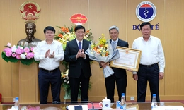 Thứ trưởng Bộ Y tế Nguyễn Trường Sơn nhận Huân chương Lao động Hạng Nhì
