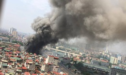 H&#224; Nội: Ch&#225;y lớn tại kho h&#224;ng tr&#234;n đường Trường Chinh
