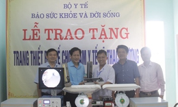 B&#225;o Sức khỏe &amp; Đời sống trao tặng trang thiết bị y tế cho trạm y tế x&#227; Thạch Hương - Thạch H&#224; - H&#224; Tĩnh